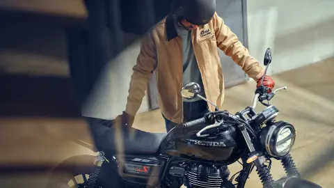 GB350S - widok z przodu/boku, z męskim kierowcą, przy kawiarni