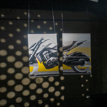 Szkic koncepcyjny Hondy Hornet wiszący na ścianie.