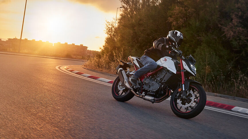 Honda CB750 Hornet - dynamiczne ujęcie motocykla na drodze