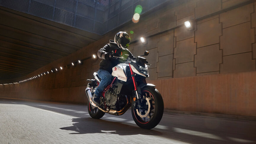 Honda CB750 Hornet - dynamiczne ujęcie motocykla na drodze
