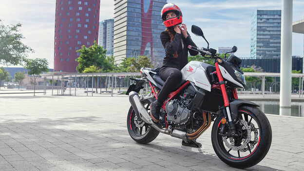 Honda CB750 Hornet - statyczny obraz z kobietą za kierownicą.