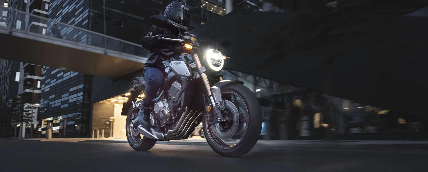 Honda CB650R jadąca po ulicy.