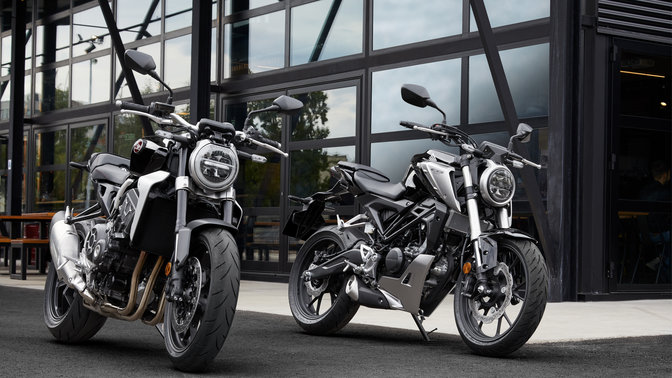 Honda CB1000R i Honda CB125R zaparkowana na ulicy.