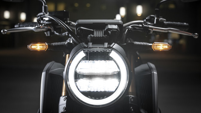 Honda CB650R - zbliżenie na reflektor.