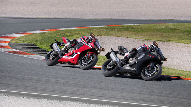 2 Hondy CBR1000RR Fireblade na torze.