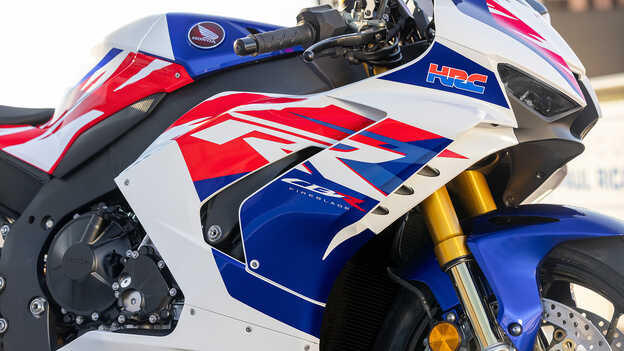 Zbliżenie na naklejki z logo HRC na Hondzie CBR1000RR-R Fireblade