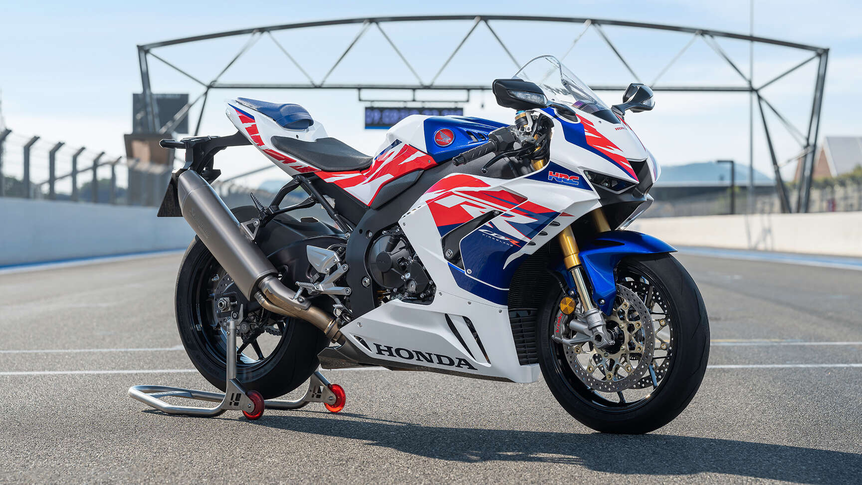 Widok z boku na Hondę CBR1000RR-R Fireblade SP 30th Anniversary na rok modelowy 2022 w studio