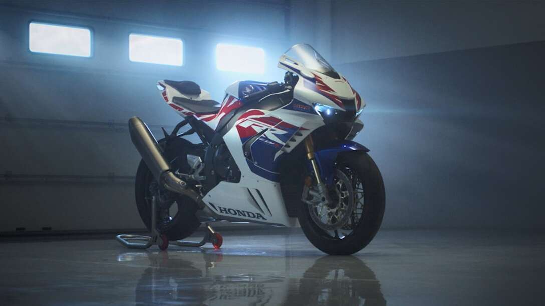 Honda CBR1000RR-R Fireblade z kierowcą na torze wyścigowym