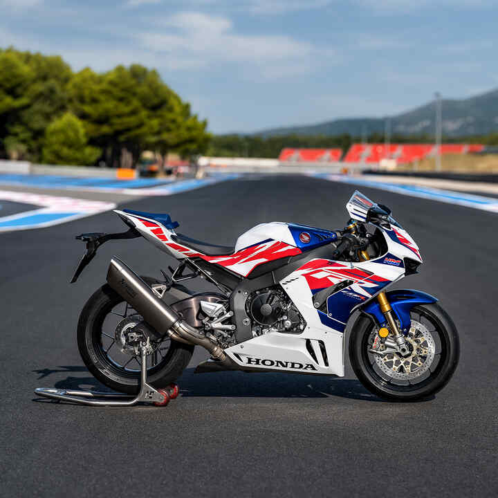 Widok z prawej strony na Hondę CBR1000RR-R Fireblade na torze wyścigowym