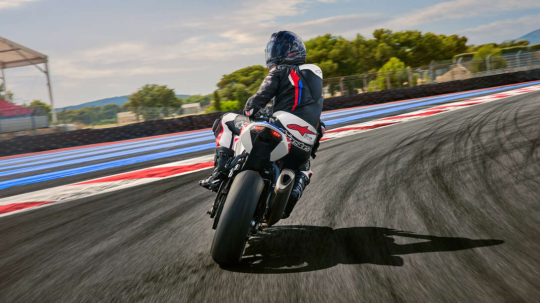 Widok z tyłu na Hondę CBR1000RR-R Fireblade z kierowcą na torze wyścigowym