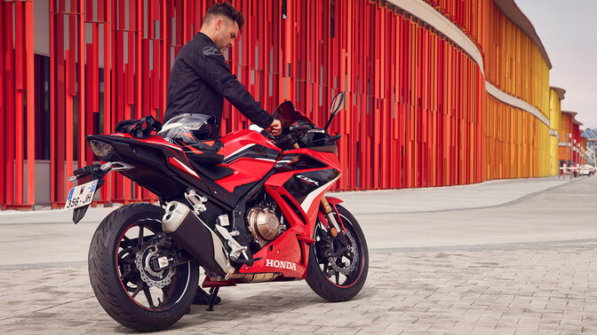 Honda CBR500R - ujęcie statyczne z tyłu z boku z kierowcą