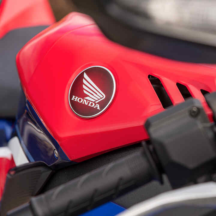 Honda CBR1000RR-R - skrzydlate logo na zbiorniku paliwa
