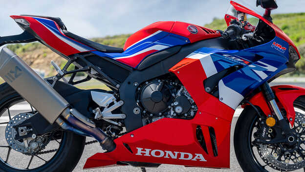 Honda CBR1000RR-R Fireblade z wysokoobrotowym rzędowym czterocylindrowym silnikiem