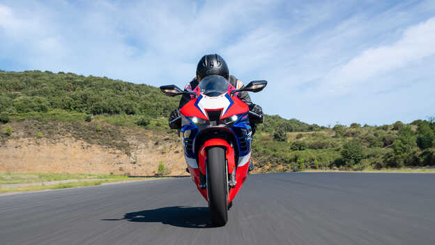 Honda CBR1000RR-R Fireblade z kanałem dolotu powietrza HRC i skrzydełkami