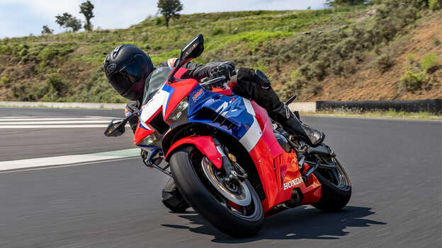 Honda CBR1000RR-R Fireblade ze zmodernizowanym pakietem układów elektronicznych optymalizujących osiągi