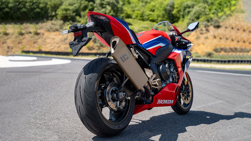 Honda CBR1000RR-R Fireblade eksponująca swoją mistrzowską aerodynamikę