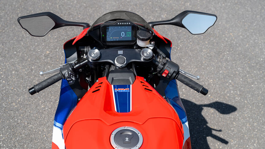 Honda CBR1000RR-R Fireblade eksponująca swoją mistrzowską aerodynamikę