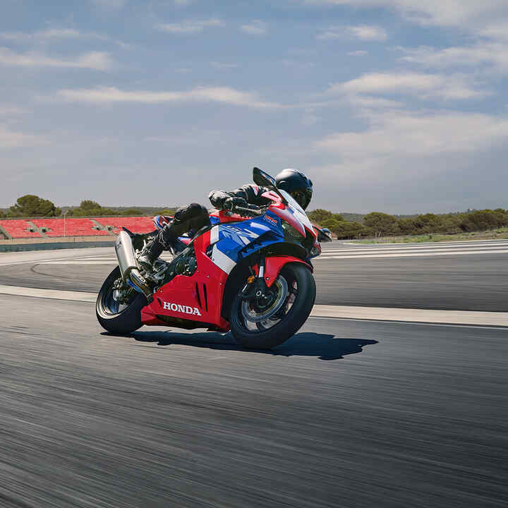 Honda CBR1000RR-R Fireblade z wysokoobrotowym rzędowym czterocylindrowym silnikiem