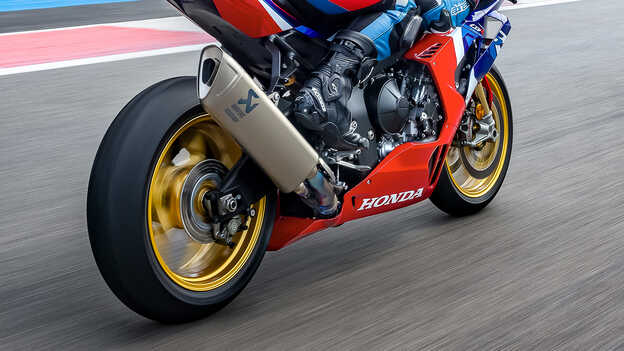 Honda CBR1000RR-R Fireblade SP z wydajnym tytanowym tłumikiem Akrapovic i układem wydechowym o nowej konstrukcji