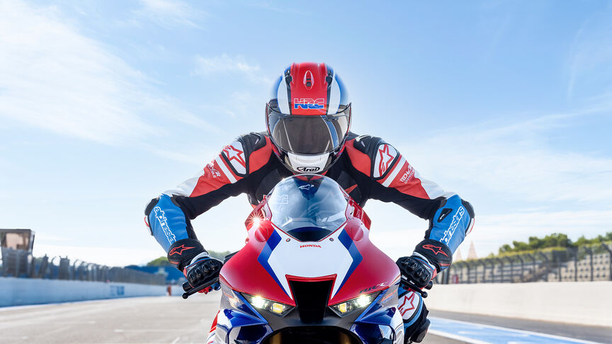 Honda CBR1000RR-R Fireblade SP eksponująca wysokoobrotowy rzędowy czterocylindrowy silnik z półkrzywkowym napędem rozrządu