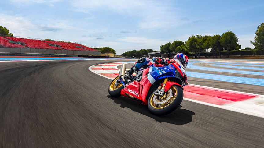 Honda CBR1000RR-R Fireblade SP eksponująca wysokoobrotowy rzędowy czterocylindrowy silnik z półkrzywkowym napędem rozrządu