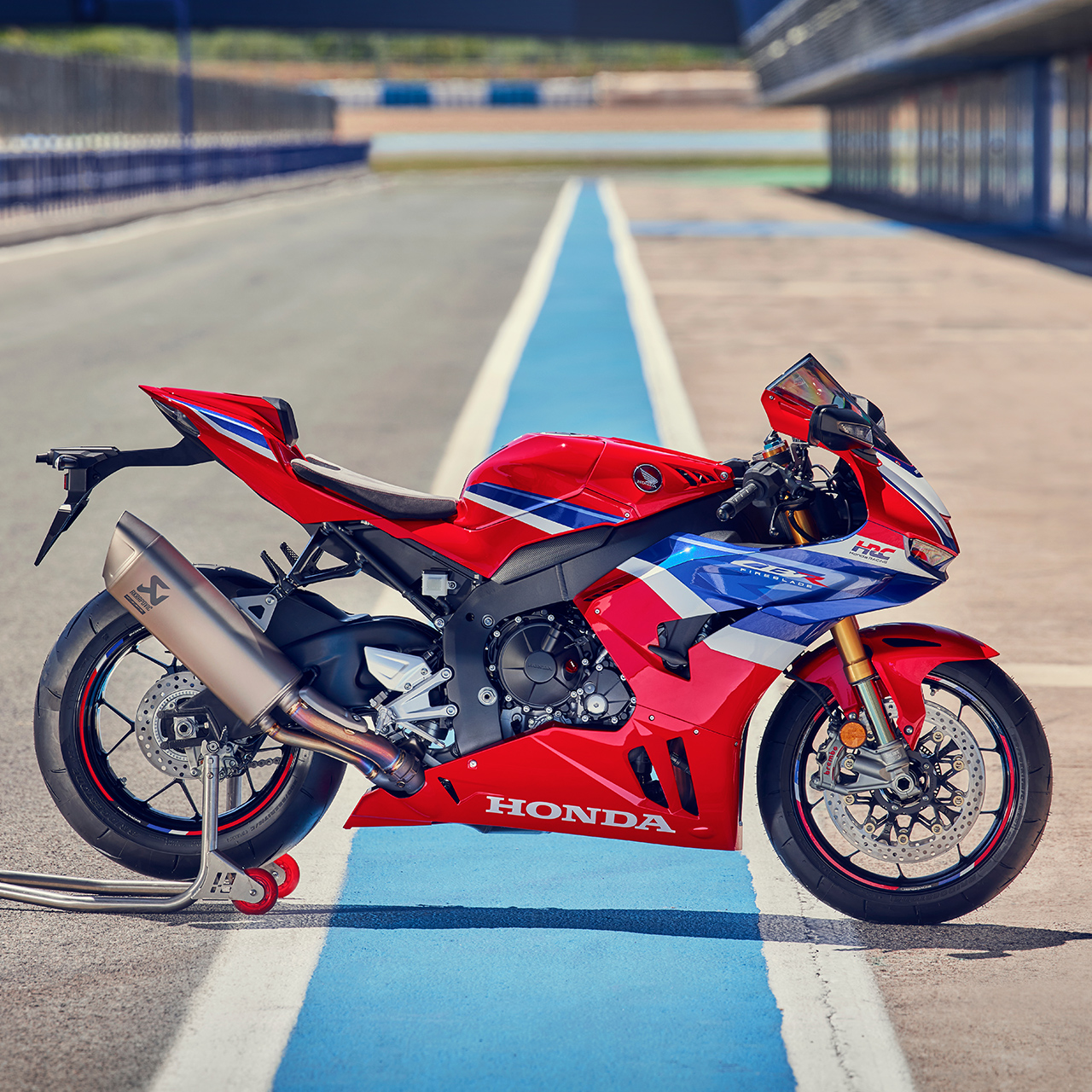 CBR600rr Widok z boku Hondy CBR1000rr-r model Fireblade na torze wyścigowym. 