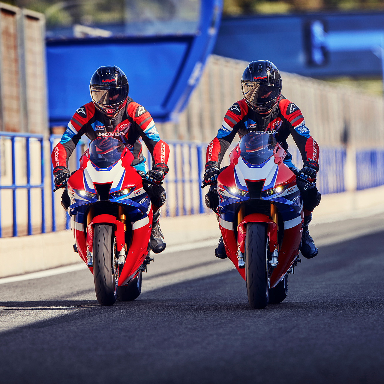Dwóch kierowców obok siebie na Hondzie CBR1000RR-R model Fireblade na torze. 