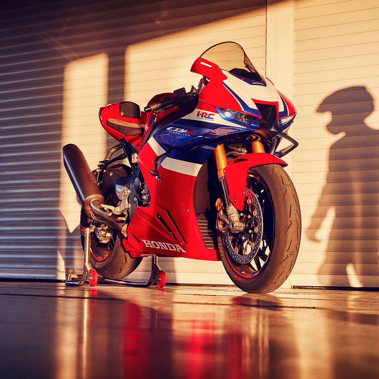 Honda CBR1100rr-r Fireblade zaparkowana w garażu.