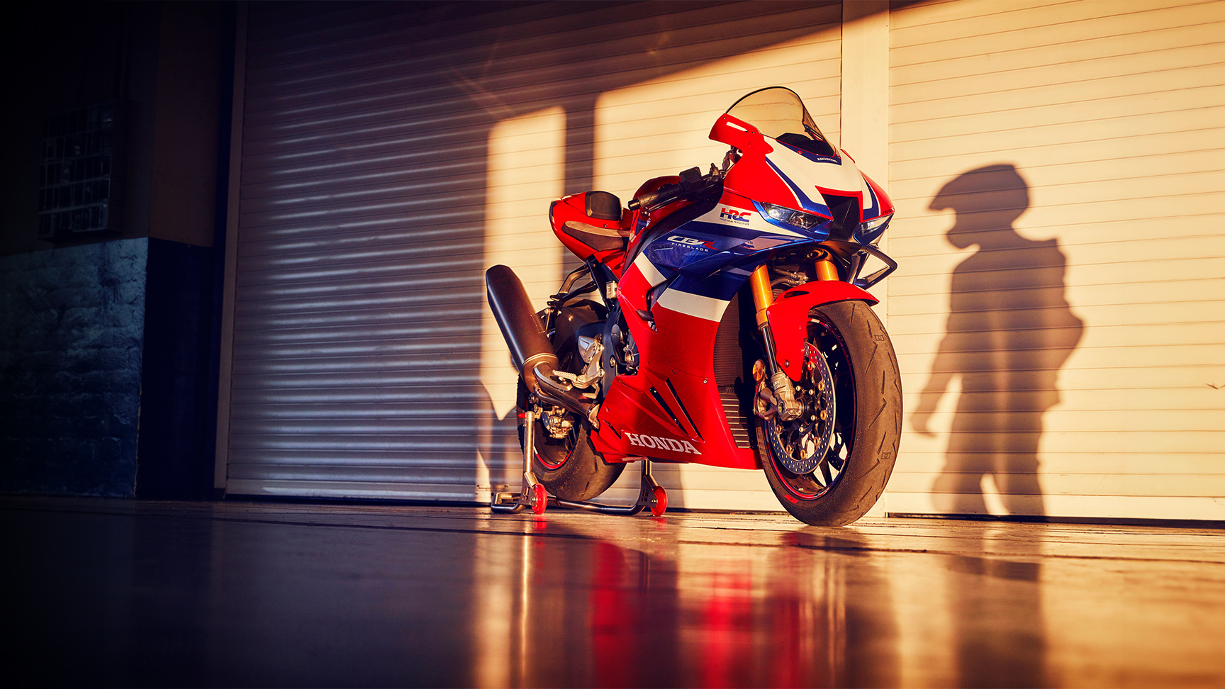 Honda CBR1100rr-r Fireblade zaparkowana w garażu.