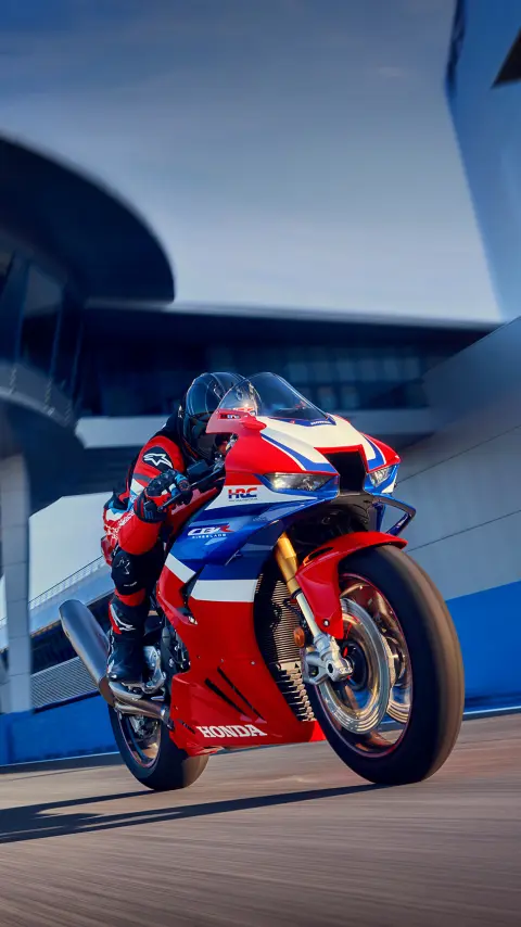 Motocyklista na Hondzie CBR1000RR-R Fireblade na torze.