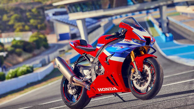 Honda CBR1000RR-R Fireblade - widok z przodu z boku na motocykl zaparkowany na torze. 