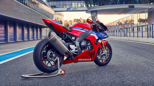Zbliżenie na tylne koło Hondy CBR1000RR-R Fireblade.