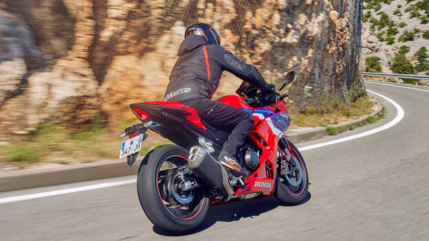 CBR500R - widok z tyłu z boku, dynamiczne ujęcie w zakręcie