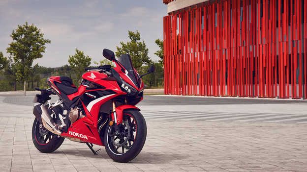 CBR500R – Agresywna, prawdziwie sportowa stylistyka i nowa grafika