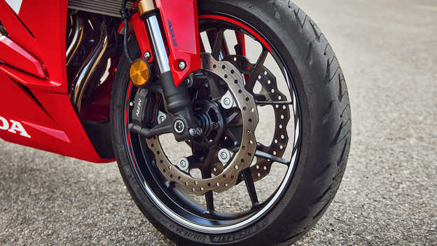 CBR500R – Nowe podwójne przednie hamulce tarczowe z zaciskami radialnymi