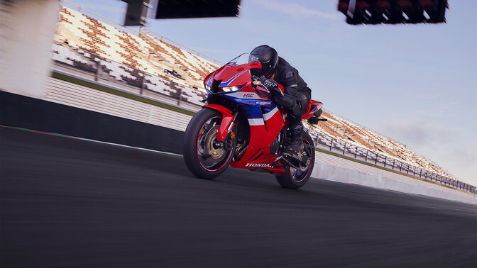 CBR600RR - ujęcie statyczne z przodu z boku.