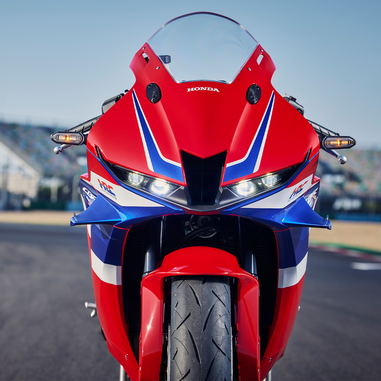 CBR600RR - zbliżenie na precyzyjnie wykonane logo HRC.