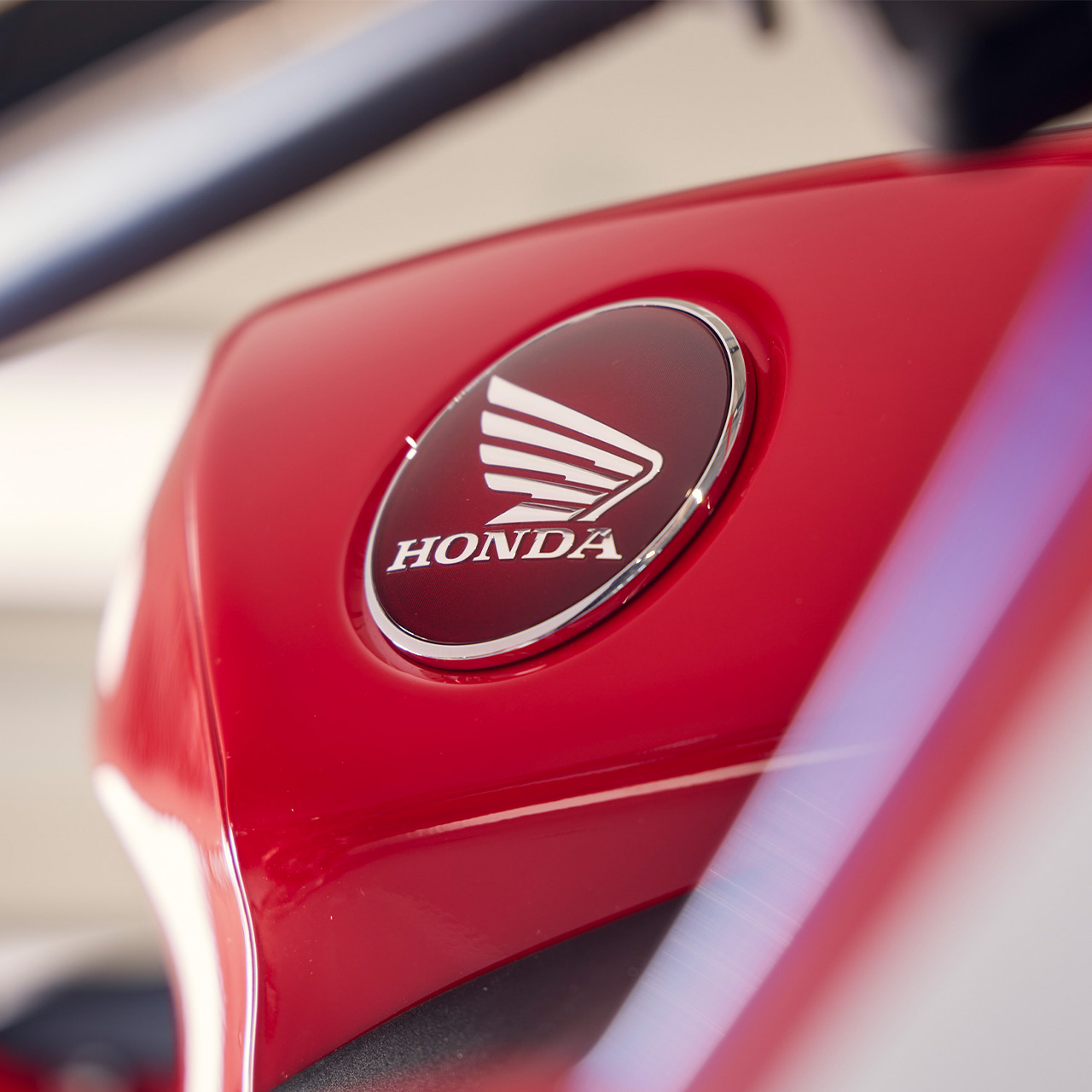 CBR600RR - zbliżenie na precyzyjnie wykonane logo Hondy