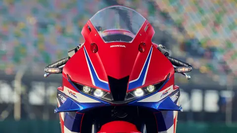 CBR600RR - zbliżenie na precyzyjnie wykonane logo HRC.