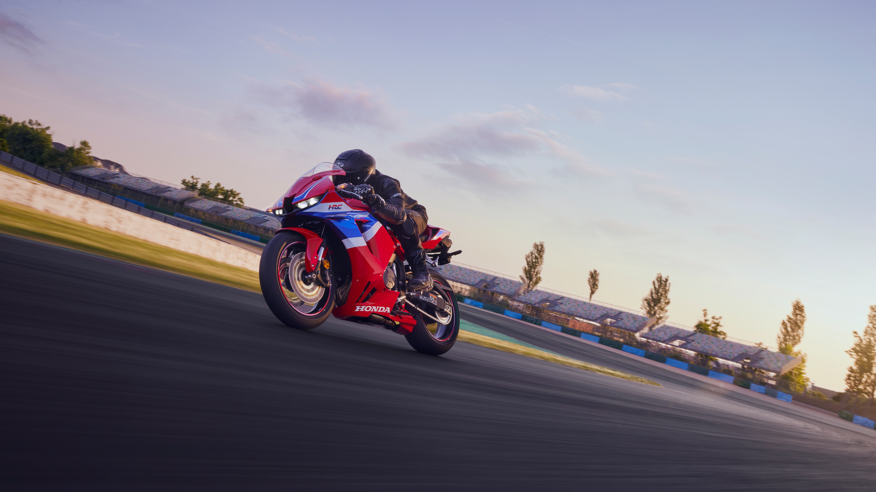 CBR600RR - dynamiczne ujęcie z przodu z boku na torze wyścigowym.
