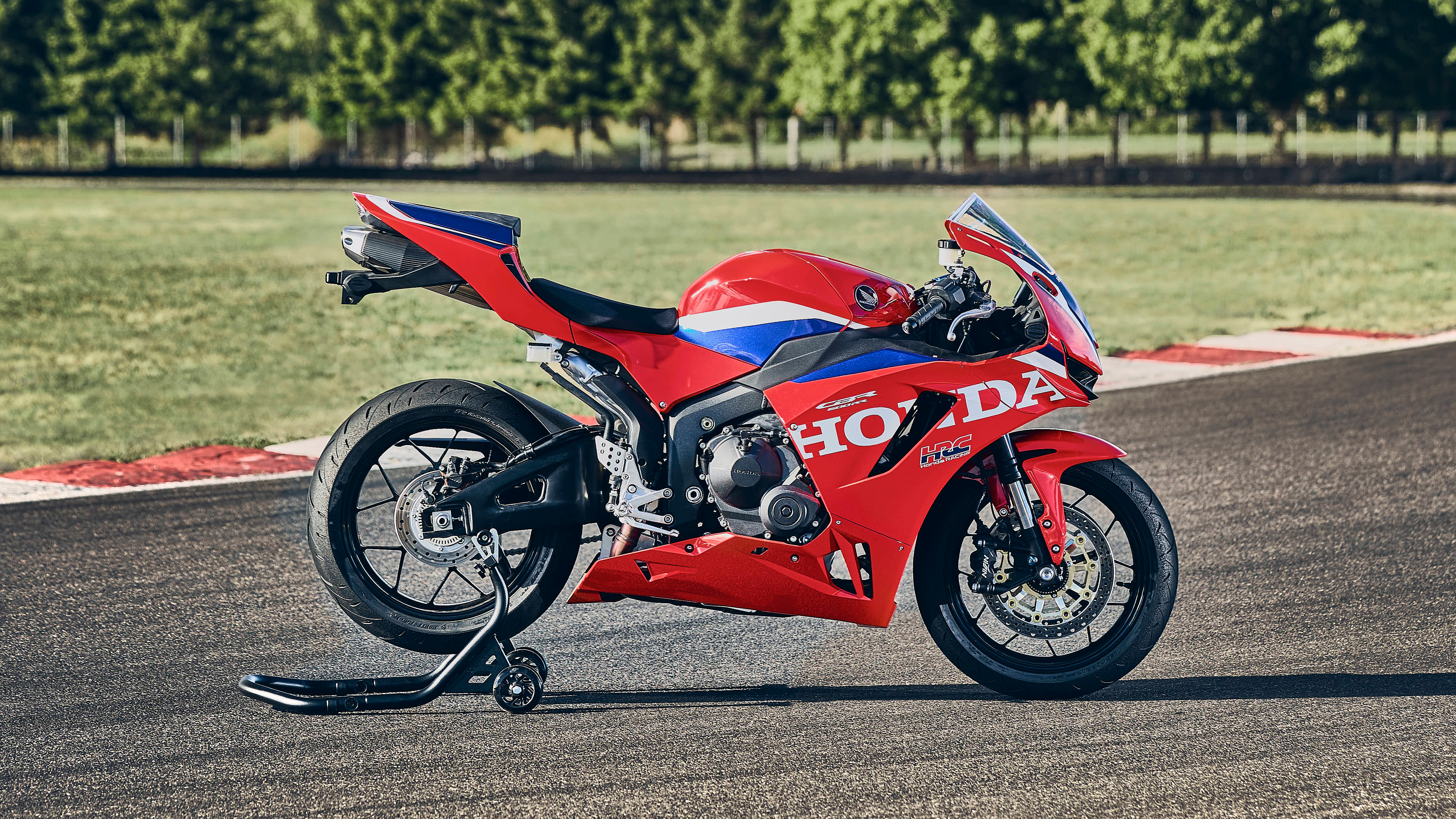 CBR600RR stojący w garażu na torze wyścigowym, ujęcie statyczne 3/4.