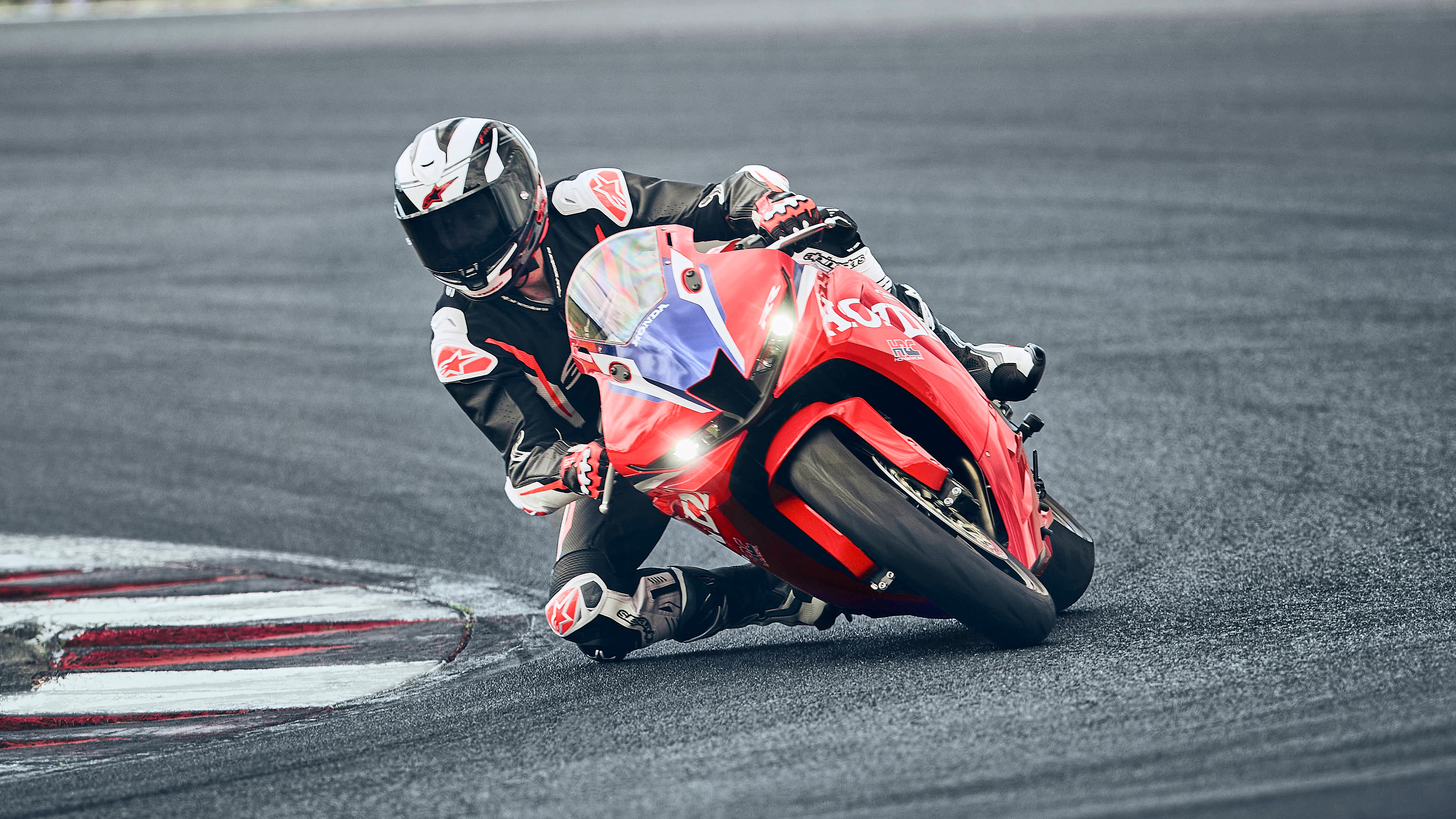 CBR600RR - jeden centralny tłumik skierowany do góry.