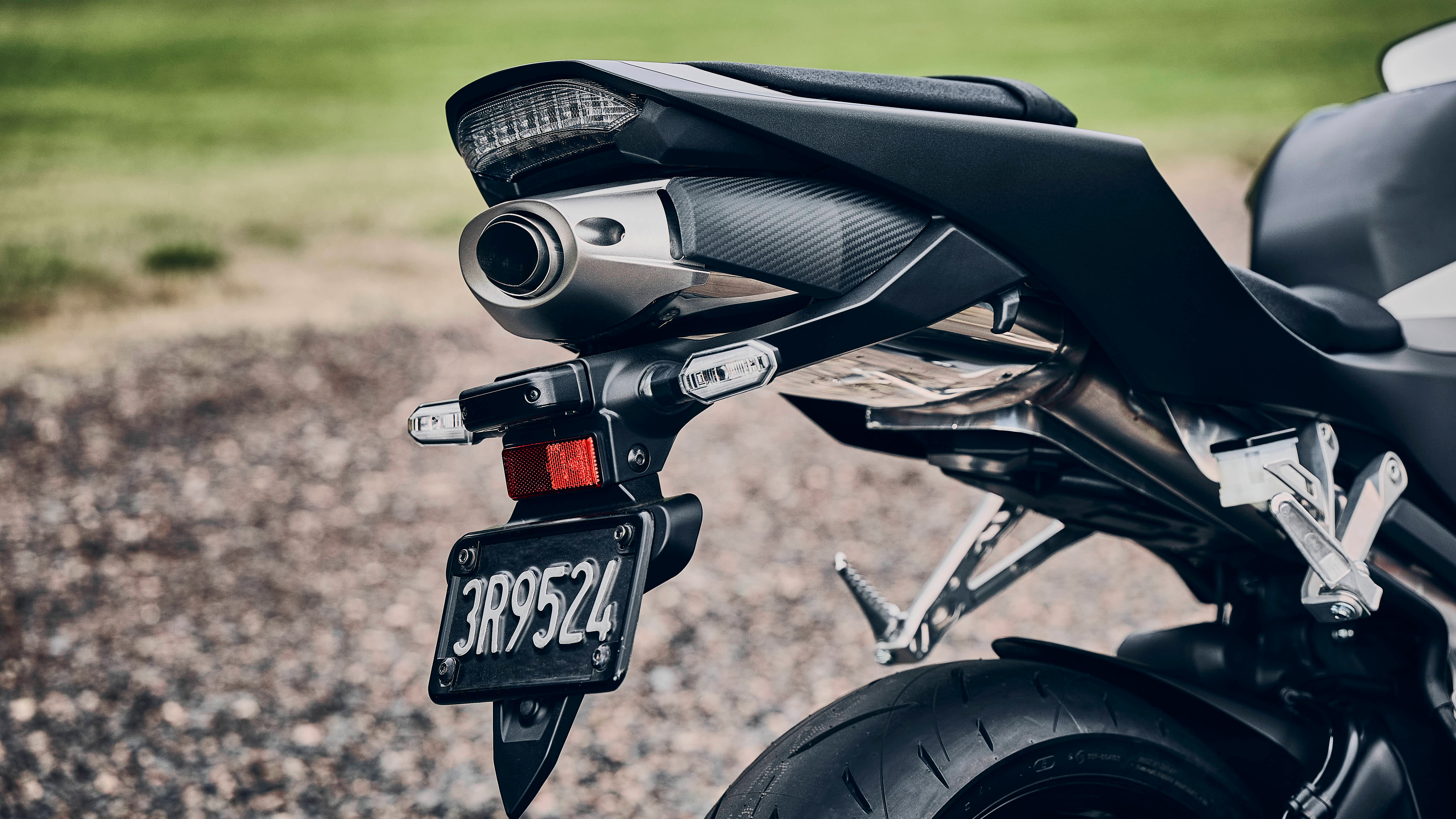 CBR600RR - zbliżenie na kierowcę trzymającego dłonie na kierownicy.