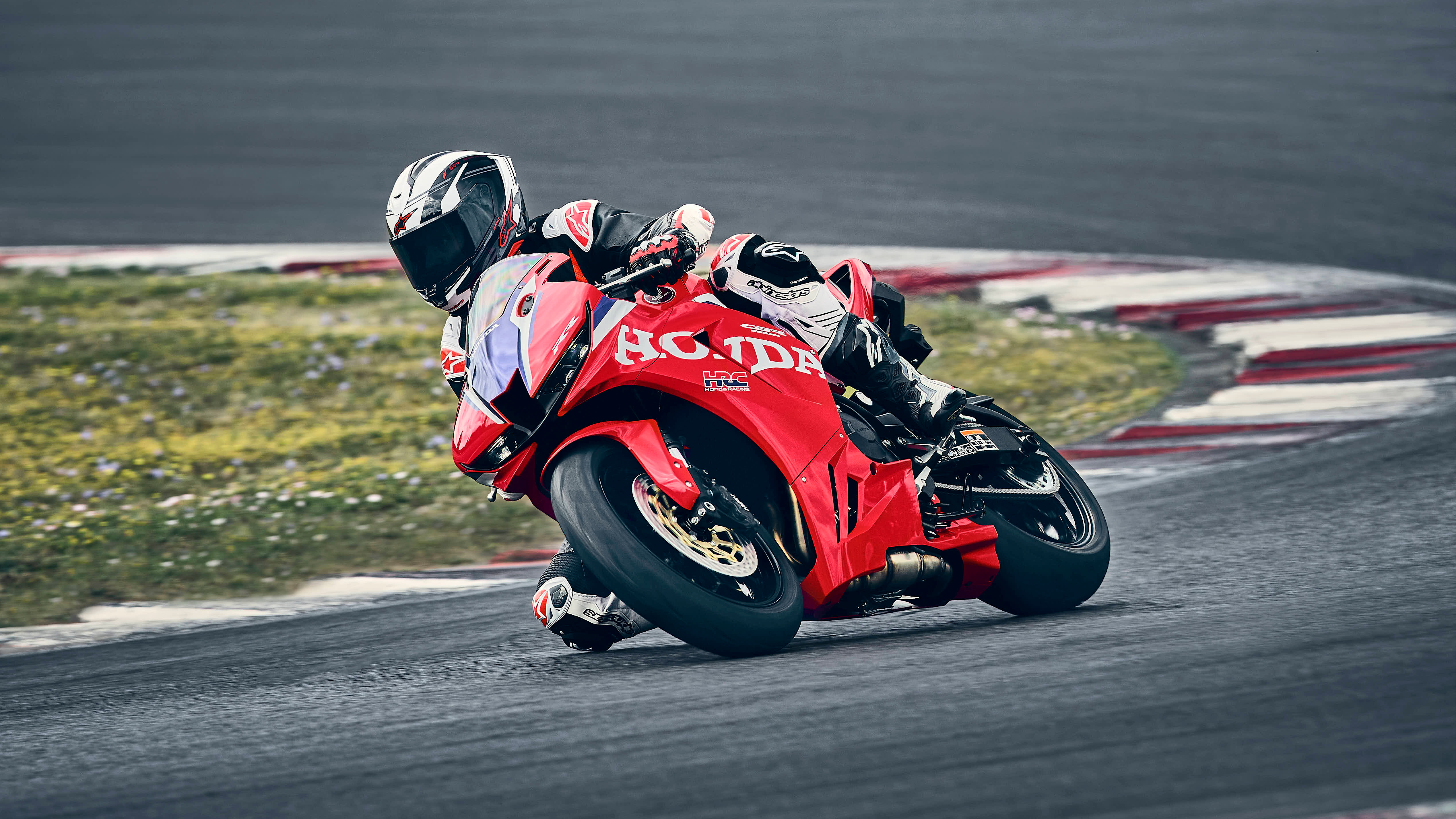 CBR600RR na torze o zachodzie słońca.