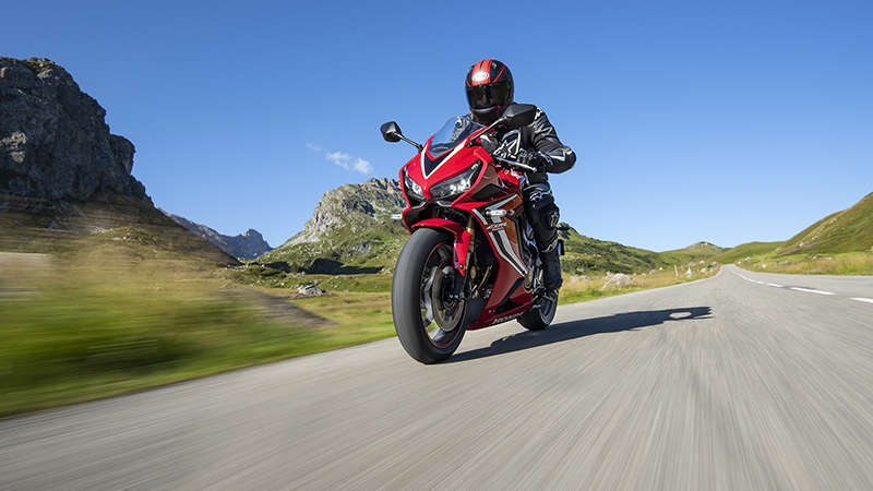 Motocyklista na modelu CBR650R na górskiej drodze