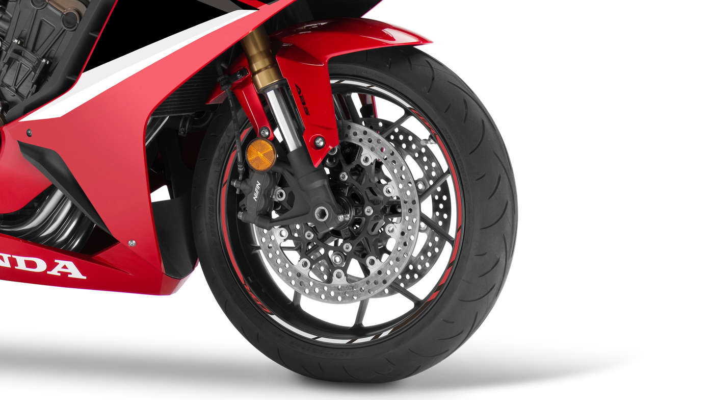 CBR650R, zdjęcie studyjne, zbliżenie na radialne zaciski hamulcowe