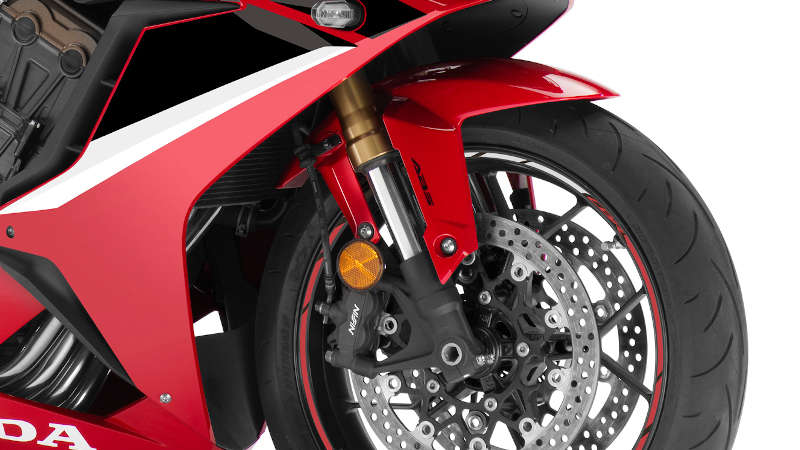 CBR650R, zdjęcie studyjne, zbliżenie na widelec Showa z osobną regulacją napięcia wstępnego, dobicia i odbicia
