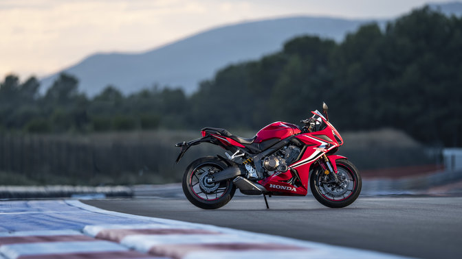 Honda CBR650R na torze.