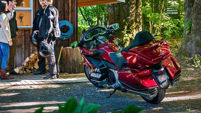Honda Gold Wing zaparkowana w wiejskiej scenerii.