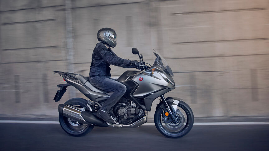 Honda NT1100 z wyeksponowaną ochroną przed wiatrem i kompaktowymi wymiarami.